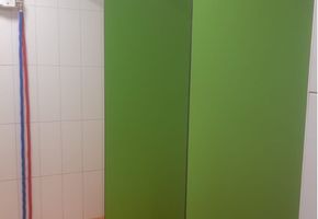 Сантехнические перегородки в проекте Перегородки и двери для тренировочного поле для регби с легкоатлетическими дорожками