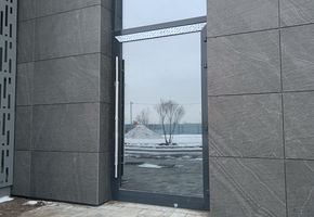 Двери фасадные Nayada-Fasad в проекте Установка навесных вентилируемых фасадов и дверей Nayada-Fasad для ЖК ДОК ГП 2.1. в г. Тюмени