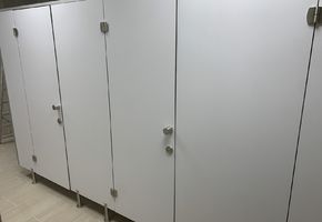 Туалетные перегородки в проекте Монтаж сантехнических перегородок от Наяда-Тюмень г. Сургут «Сургутнефтегаз»