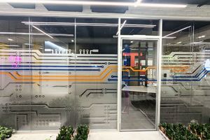 Проект Изготовление и монтаж стационарных перегородок TWIN и двери Nayada Intero W г. Екатеринбург в IT-компании «Тензор»