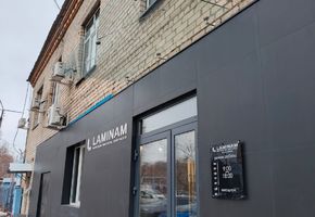 Козырьки и навесы из стекла в проекте Цельностеклянные козырьки для салона «Laminam» г. Тюмень
