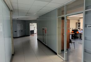 Облицовка стеклом в проекте Облицовка стеклянными панелями в офисе СПК