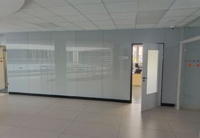 Облицовка стеклом в проекте Облицовка стеклянными панелями в офисе СПК