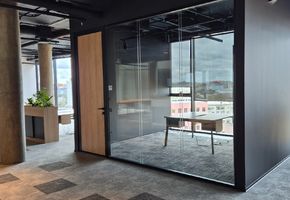 Двери NAYADA-Magic в проекте Установка дверей и перегородок в центральном офисе Застройщика Брусника