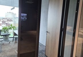 Двери NAYADA-Magic в проекте Установка дверей и перегородок в центральном офисе Застройщика Брусника