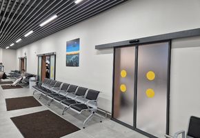 Автоматические двери в проекте Монтаж дверей и перегородок в Международном аэропорту Рощино имени Д. И. Менделеева