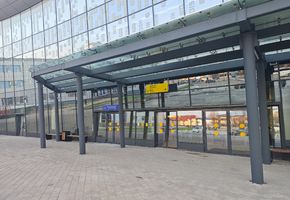 Козырьки и навесы из стекла в проекте Монтаж дверей и перегородок в Международном аэропорту Рощино имени Д. И. Менделеева