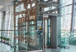 Облицовка стеклом в проекте Монтаж дверей и перегородок в Международном аэропорту Рощино имени Д. И. Менделеева