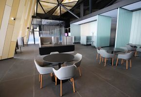 Облицовка стеклом в проекте Установка автоматических дверей и облицовка стен стеклом в аэропорту Нового Уренгоя