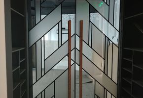 Цельностеклянные двери в проекте Стационарные перегородки Nayada – Twin и цельностеклянные двери Nayada для офиса - компании «Тензор» г. Екатеринбург