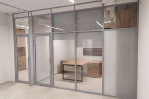 Проект Стационарные перегородки Nayada – Standart и Дверь Nayada Vitrage II в офис продаж для СЗ «Родина»