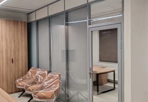 NAYADA-Standart в проекте Стационарные перегородки Nayada – Standart и Дверь Nayada Vitrage II в офис продаж для СЗ «Родина»