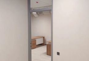 Двери VITRAGE I,II в проекте Стационарные перегородки Nayada – Standart и Дверь Nayada Vitrage II в офис продаж для СЗ «Родина»