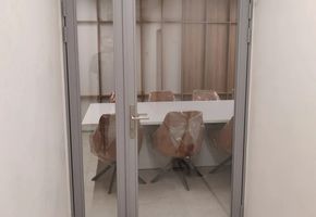 Двери VITRAGE I,II в проекте Стационарные перегородки Nayada – Standart и Дверь Nayada Vitrage II в офис продаж для СЗ «Родина»