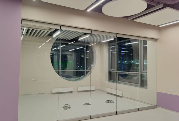 Проект Установка стеклянных раздвижных перегородок NAYADA SmartWall G5 в кванториуме