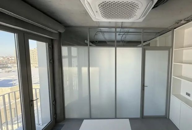 Проект Стационарные перегородки Nayada – Standart и Дверь Nayada Mira в офис продаж ЖК «Культура»