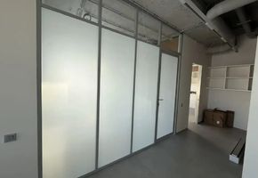 NAYADA-Standart в проекте Стационарные перегородки Nayada – Standart и Дверь Nayada Mira в офис продаж ЖК «Культура»