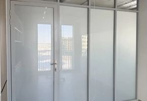 NAYADA-Standart в проекте Стационарные перегородки Nayada – Standart и Дверь Nayada Mira в офис продаж ЖК «Культура»