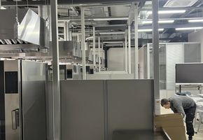 NAYADA-Blitz в проекте Установка мобильных перегородок Nayada-Blitz и комбинированной перегородки Standart для Тюменского техникума индустрии питания, коммерции и сервиса.