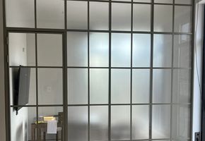 Двери SLIM в проекте Стационарные перегородки Nayada – Standart Lite и Дверь Nayada Slim в офис продаж ЖК «Прео».
