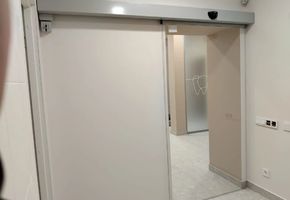 Автоматические двери в проекте Установка откатных дверей и цельностеклянной перегородки Nayada Crystal для стоматологии Дэнт-Элит г. Екатеринбург