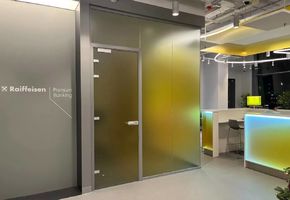 Цельностеклянные двери в проекте Изготовление цельностеклянных перегородок и дверей Райффайзенбанк г. Челябинск
