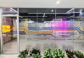 Изготовление и монтаж стационарных перегородок TWIN и двери Nayada Intero W г. Екатеринбург в IT-компании «Тензор», Екатеринбург