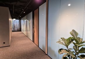 Установка дверей и перегородок в центральном офисе Застройщика Брусника, Тюмень