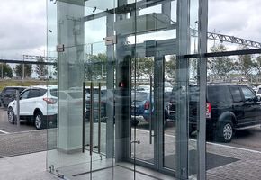 Изготовление цельностеклянной перегородки и входной группы для автосалона Chery г. Пермь, Пермь