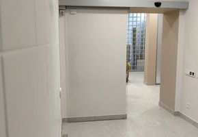 Установка откатных дверей и цельностеклянной перегородки Nayada Crystal для стоматологии Дэнт-Элит г. Екатеринбург, Екатеринбург